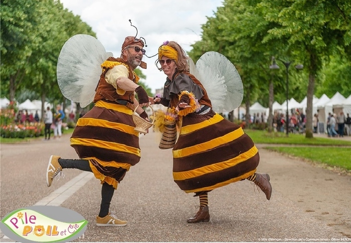 Animation déambulatoire: d'incroyables abeilles géantes font leur "apishow". Elles vous font découvrir avec humour leur univers et le rôle essentiel qu'elles jouent pour préserver  la planète.