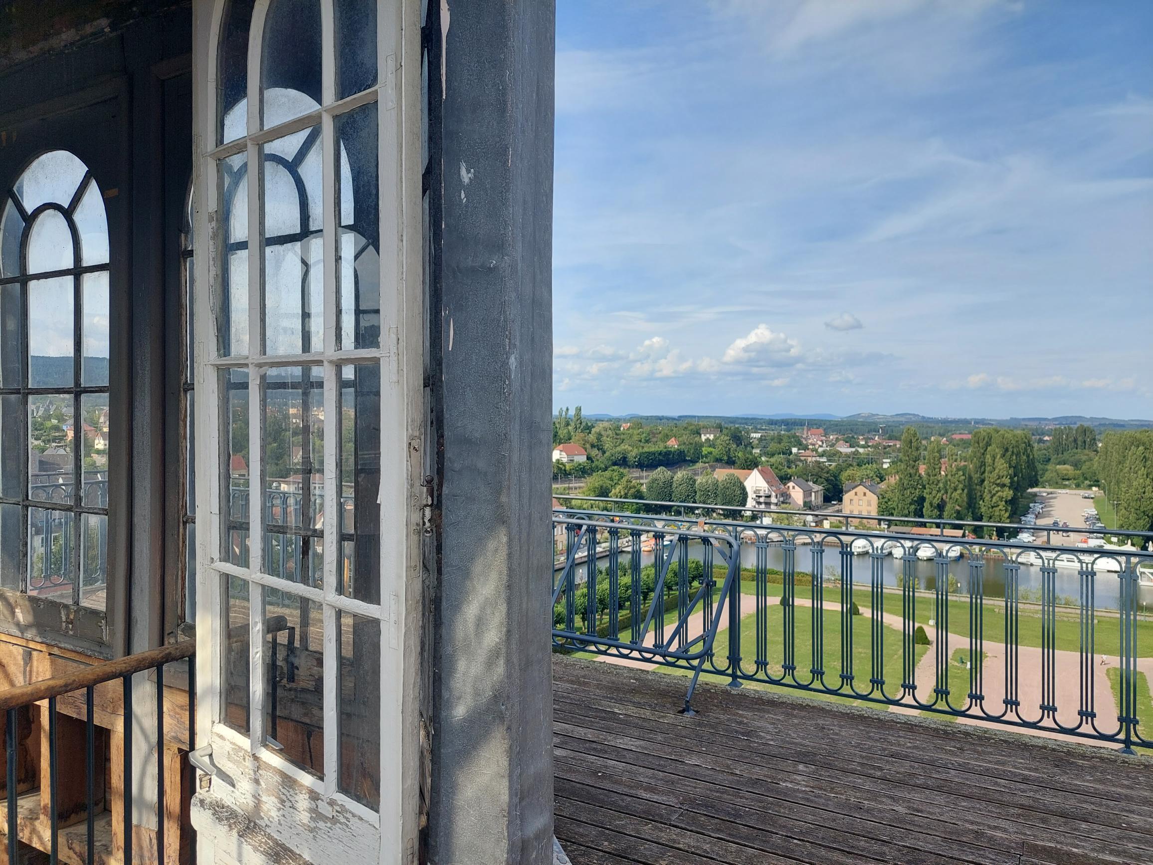Saverne vue de nuit depuis le lanternon d’un château du XVIIIᵉ siècle