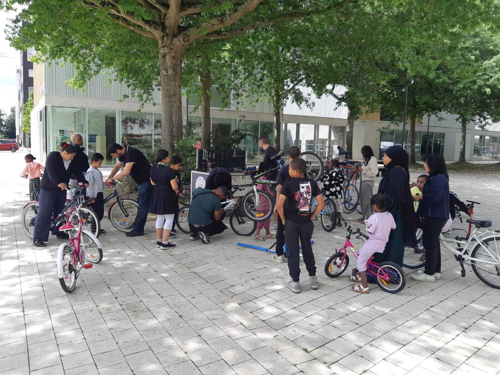 Atelier mobile participatif d'auto-réparation de vélo