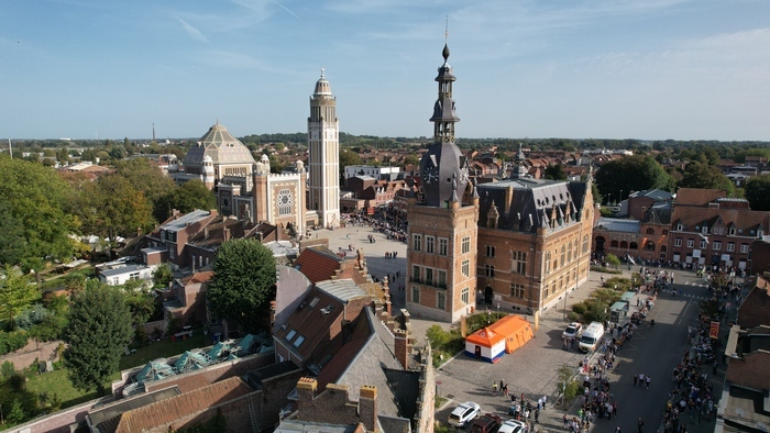 L'église et l'Hôtel de ville s'observent